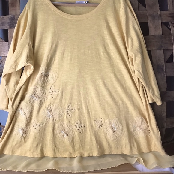 LoGo Lori Goldstein Plus size 2X buttercup yellow. Beautiful appliqués and lace